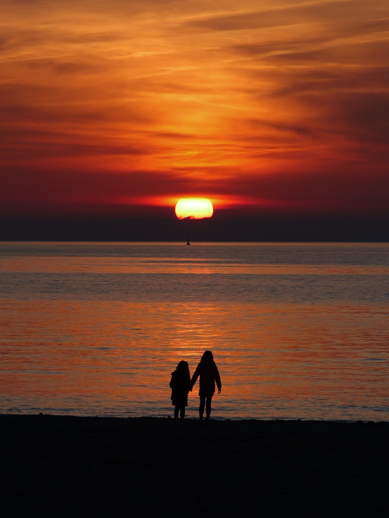 Child feeling safe with parent nearby, attachment parenting